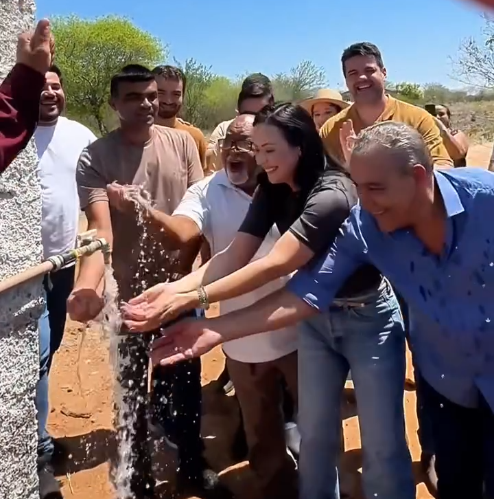 Márcia começa o ano com entrega de sistema d'água em Serra Talhada