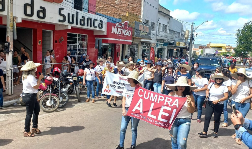 Professores protestam em Tabira e cobram respeito