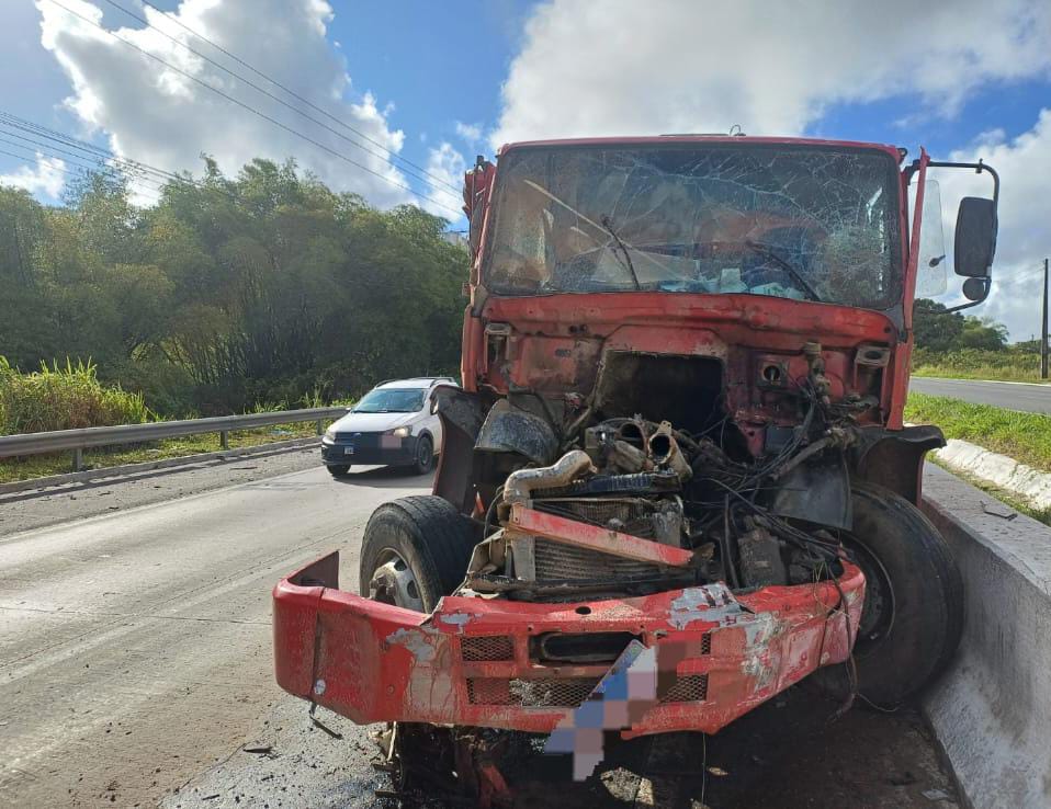 Homem fica ferido após colisão entre caminhões em Igarassu 1 Homem fica ferido após colisão entre caminhões em Igarassu
