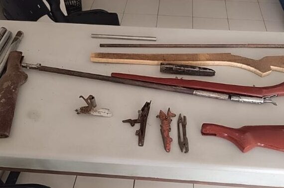 PM apreende espingarda artesanal na zona rural de Flores