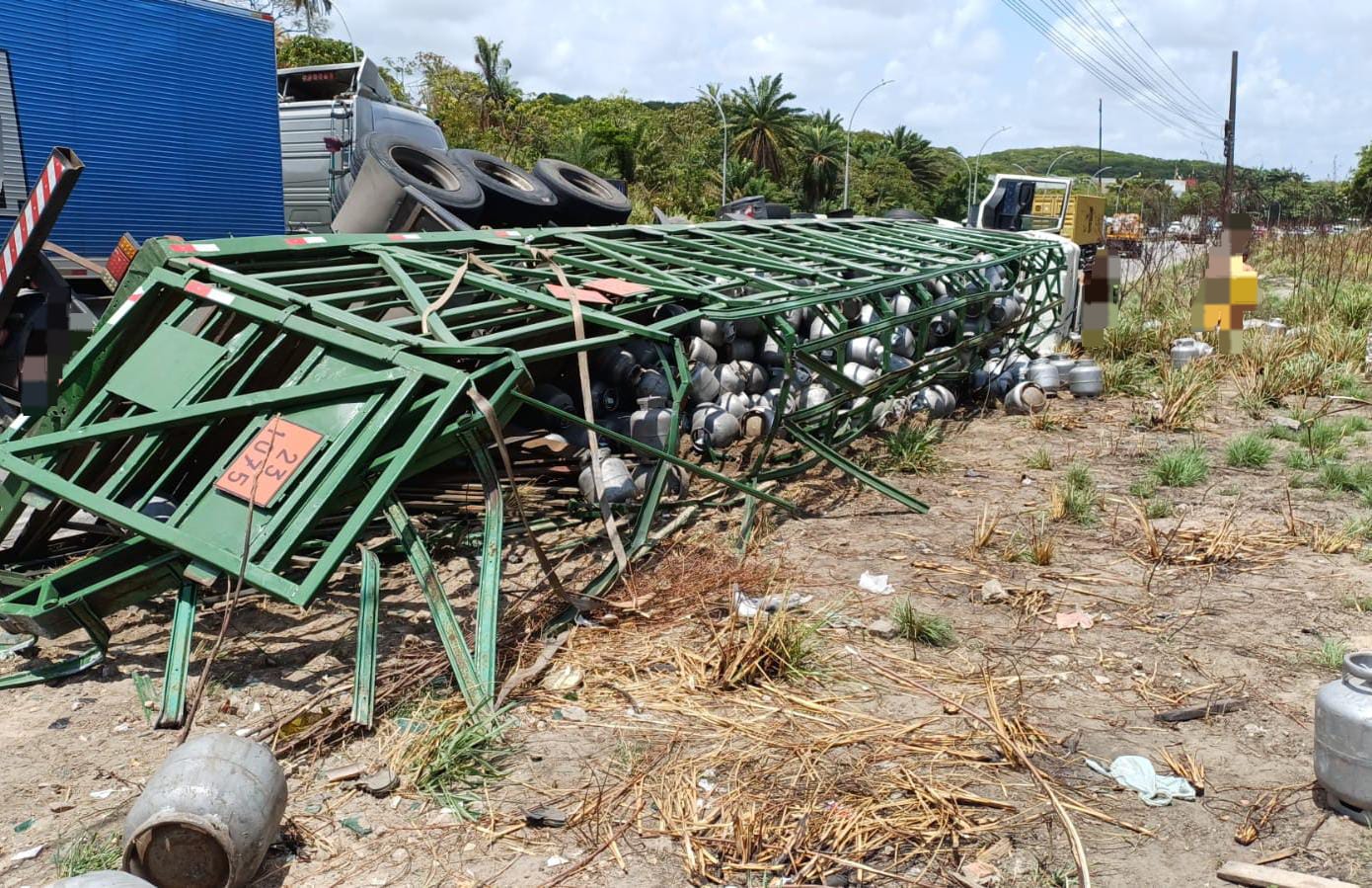 Paulista: Caminhão tomba e carga de gás de cozinha é saqueada