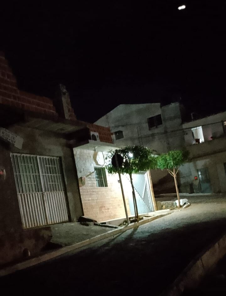 Escuridão toma conta de rua de Serra Talhada; morador só passa com lanterna 1 Escuridão toma conta de rua de Serra Talhada; morador só passa com lanterna