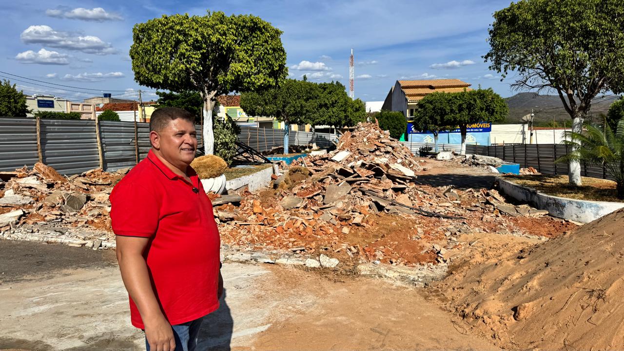 Joelson visita obras da praça central de Calumbi