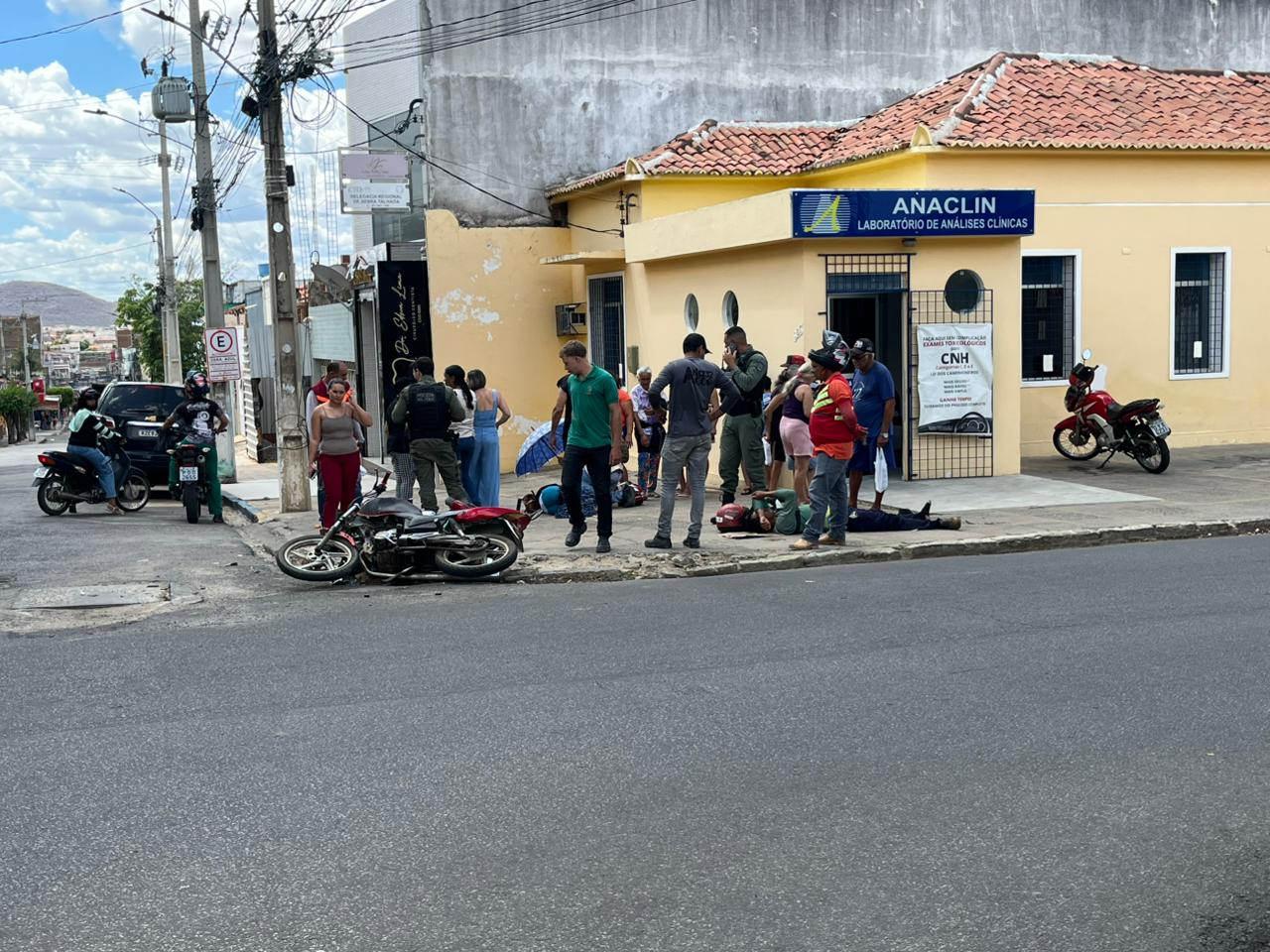 Colisão de motos deixa feridos no Centro de Serra Talhada nesta 6ª