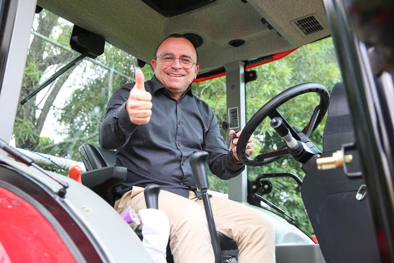 Dr. Ismael celebra novo trator