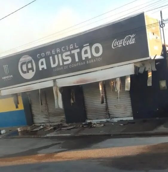 Incêndio destrói mercado no centro de Floresta