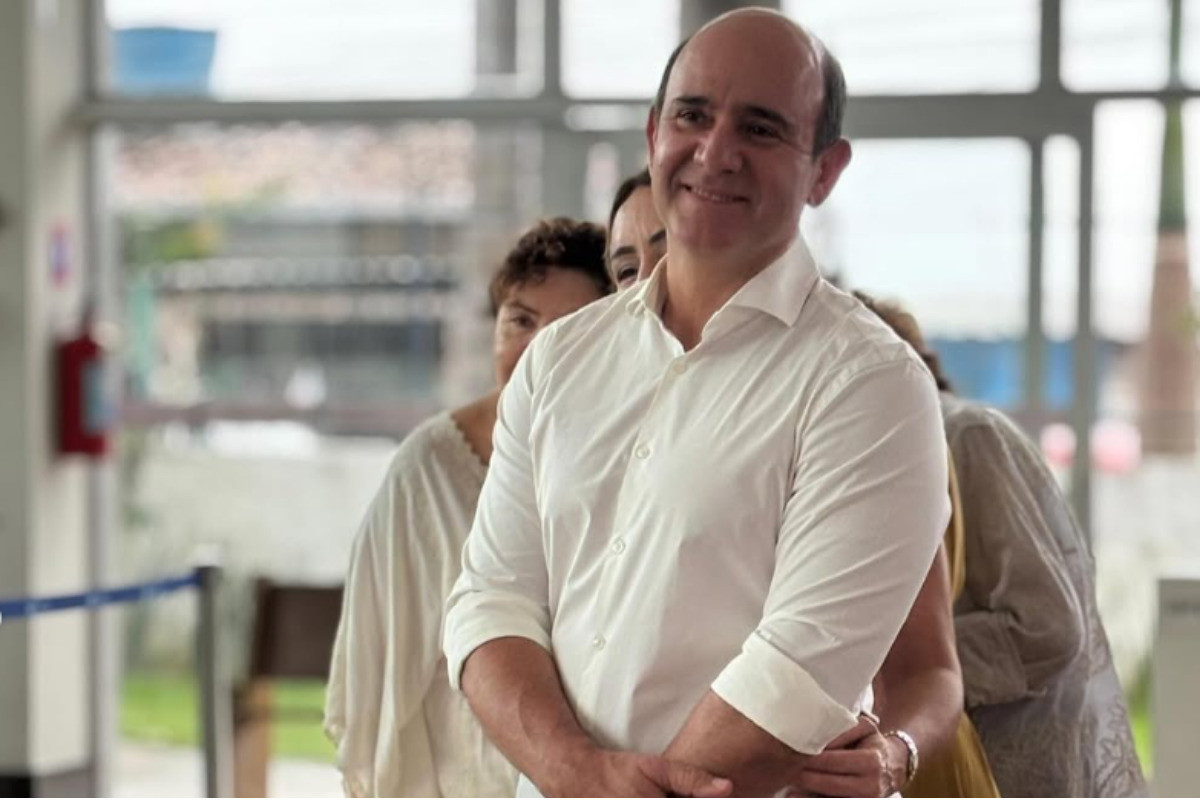 Velório de Augusto Carneiro é marcado por comoção 1 Augusto Carneiro, sogro de Pedro Campos, é sepultado no Recife