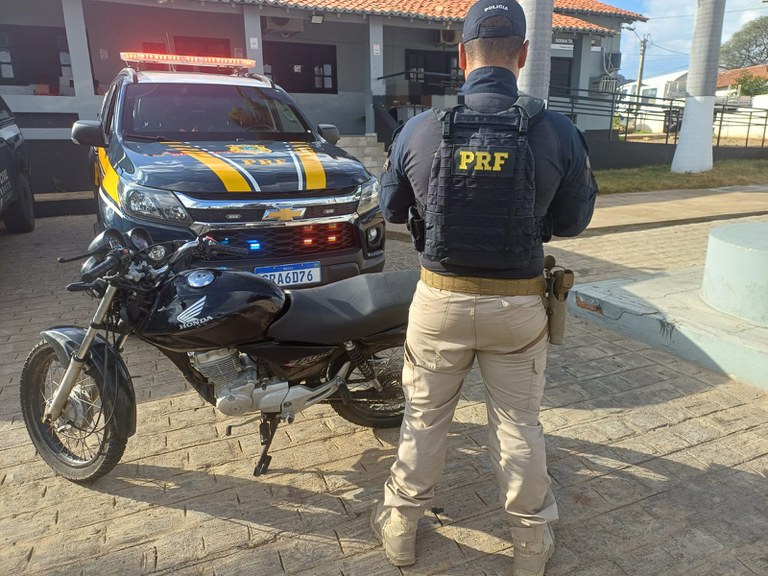 Prf detém motociclista e veículo adulterado