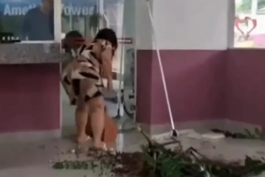 Mãe de corretora morta se revolta e destrói hall de prédio após síndico ser preso