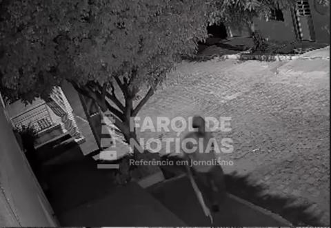 OUSADIA: Ladrão arranca e rouba portão em bairro de Serra Talhada