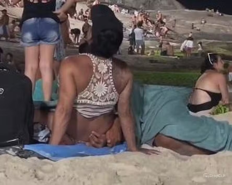Cena íntima na areia em praia do Rio de Janeiro mobiliza PM
