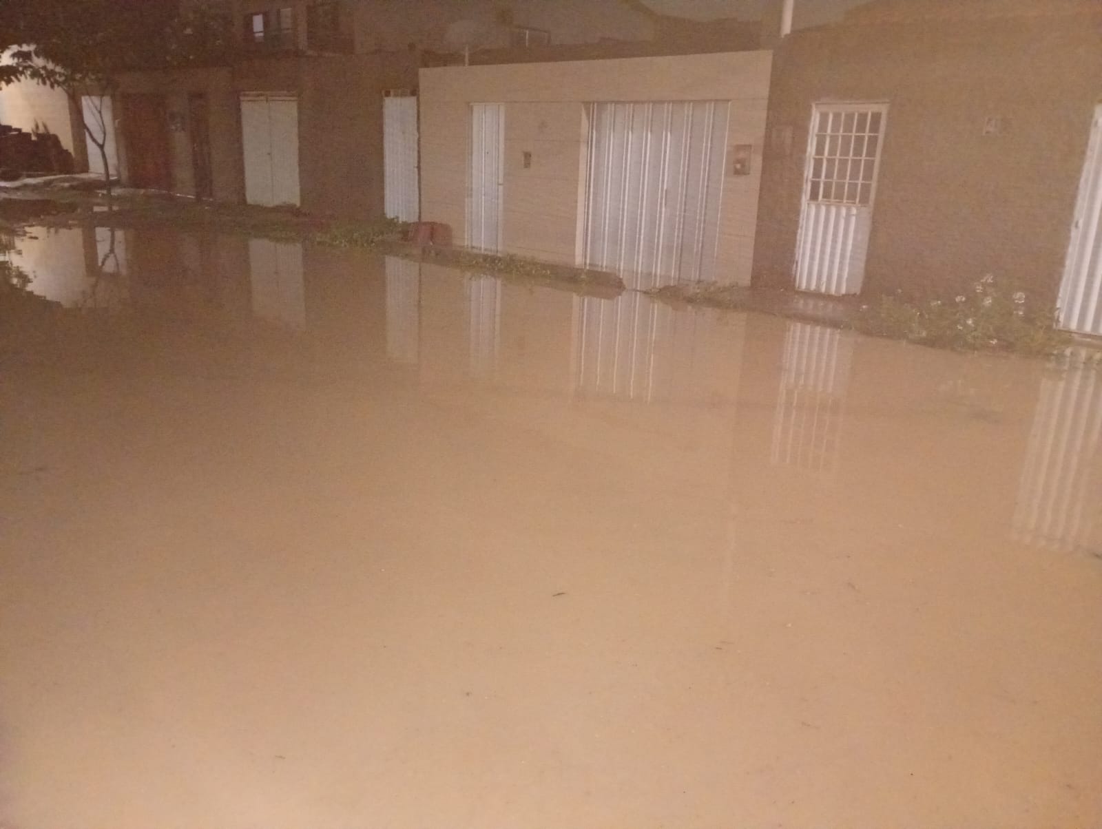 Rua de Serra Talhada inunda com as chuvas e moradores cobram 1 Rua de Serra Talhada inunda com as chuvas e moradores cobram