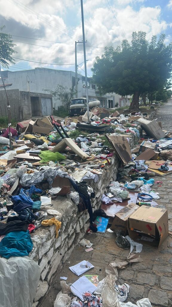 Após denúncia de vereador, prefeitura retira lixão em ST