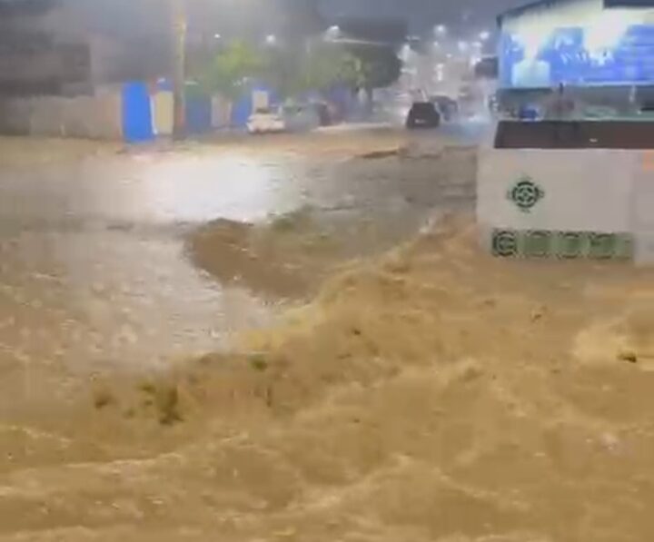 Vídeos: Fortes chuvas alagam casas, ruas e causam medo em Salgueiro 1 Fortes chuvas