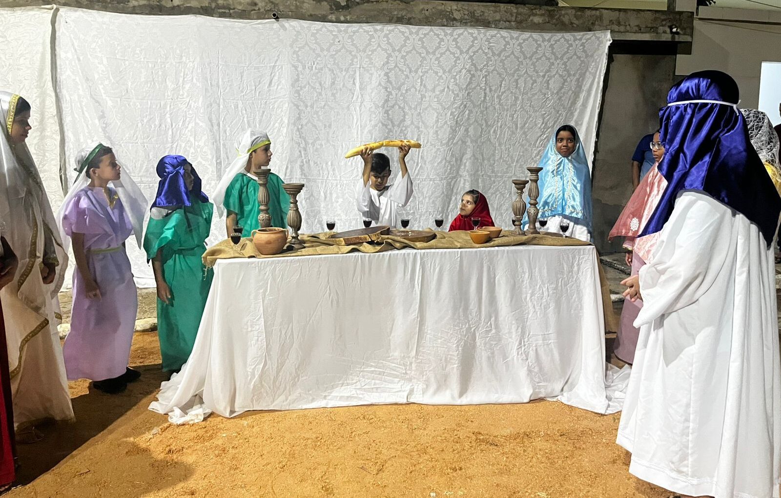 Crianças emocionam durante apresentação de Via Sacra em ST