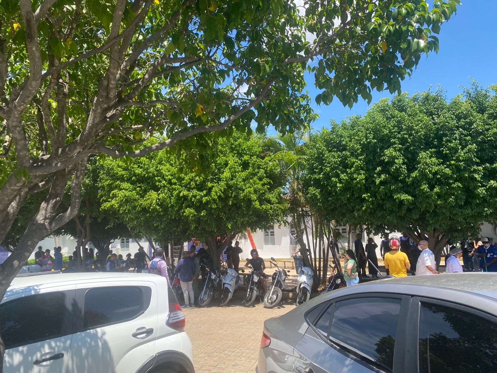 Ex-vereador tem mal súbito invade pátio do Hospam e colide em veículos