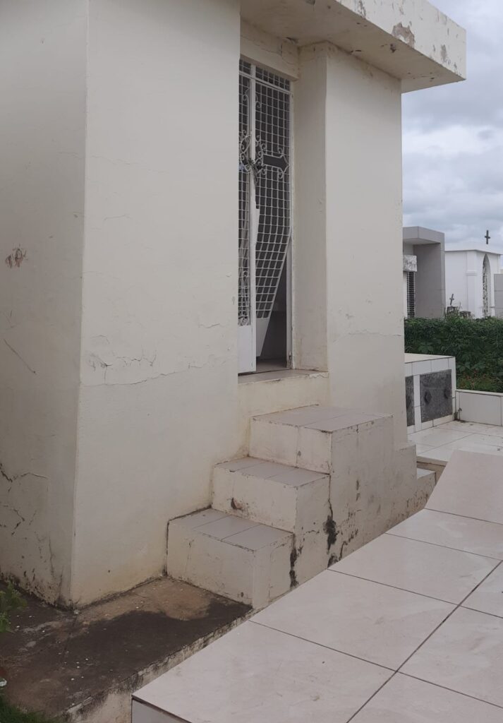 Cemitério de ST continua no abandono e túmulo de comerciante é violado