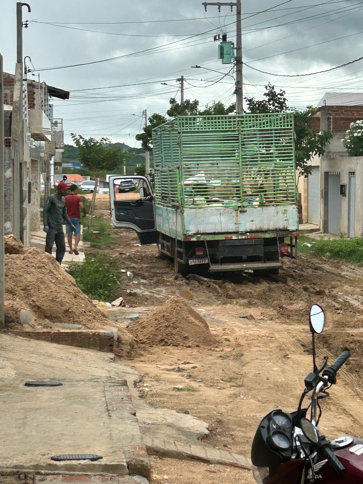 Sem calçamento, lamaçal atola caminhão de coleta em Serra Talhada