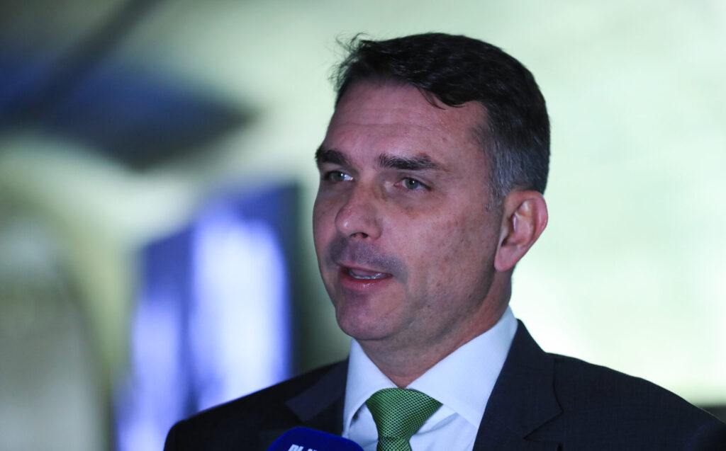 Aliados de Flávio Bolsonaro são avisados que ele fugiu do Brasil