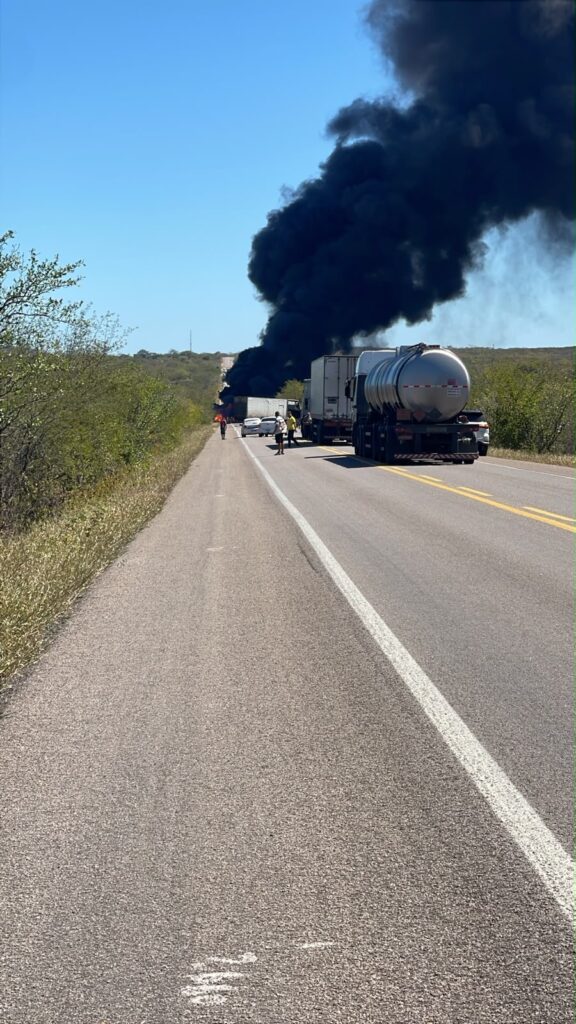 Colisão entre veículos com fogo em caminhão tanque fecha 232, em ST