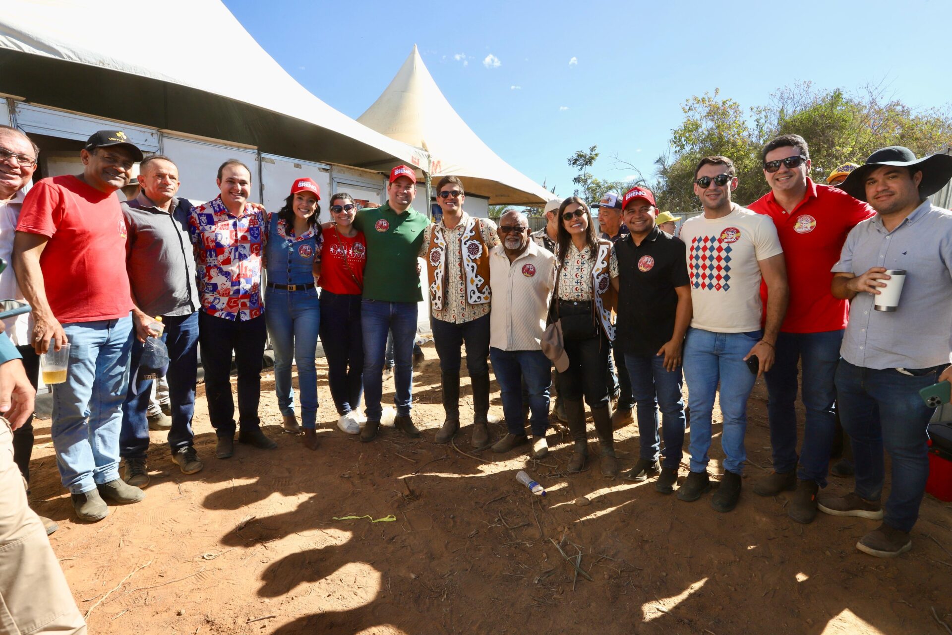 Grupo de Márcia unido ao lado de Breno e João Campos em Belmonte