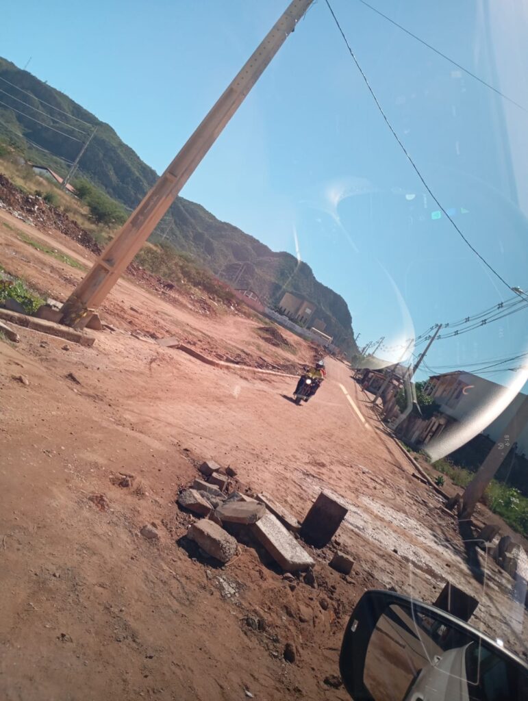 Moradores abrem rua sem autorização e calçamento é destruído 1 Moradores abrem rua sem autorização e calçamento é destruído