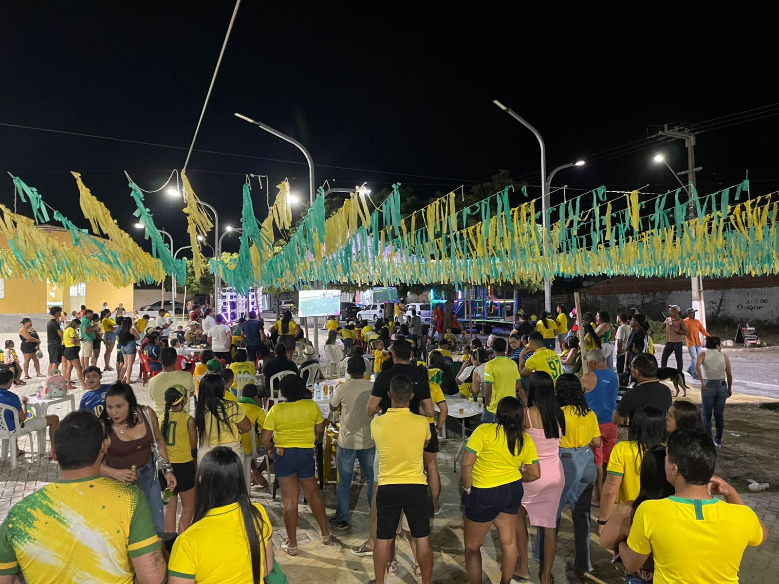 Caxixola transformou jogo da Seleção em evento de união e solidariedade 1 Moradores da Caxixola transformam jogo da Seleção em evento de união e solidariedade