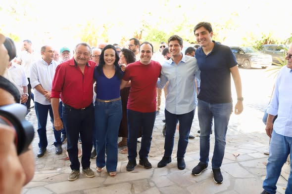 Márcia e Breno amanhecem no mercado e têm agenda com João Campos 1 Márcia e Breno amanhecem no mercado e têm agenda com João Campos