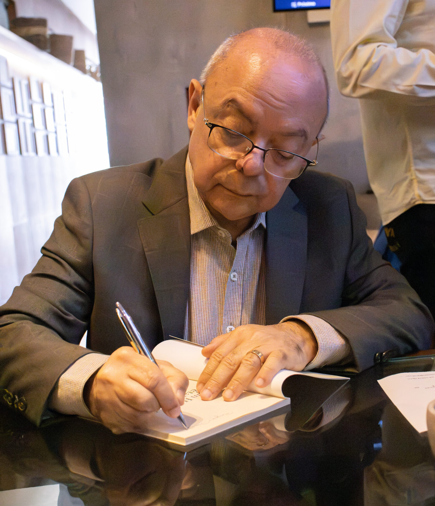 Desembargador lança livro sobre Maria Santíssima em Serra Talhada