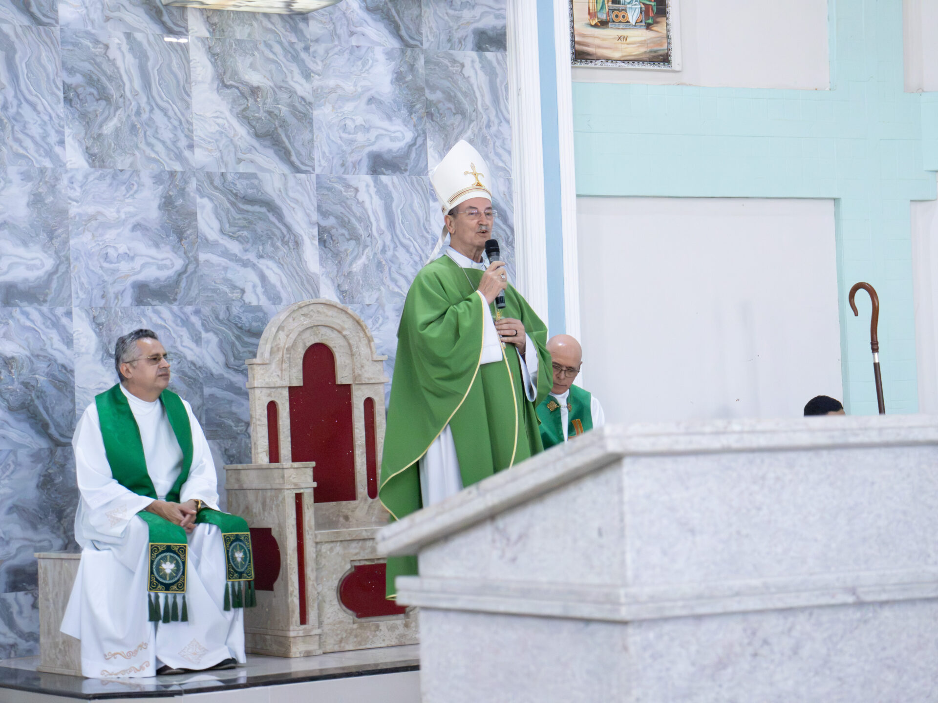 Adversários se evitam durante missa em ST, mas política 'pegou fogo'