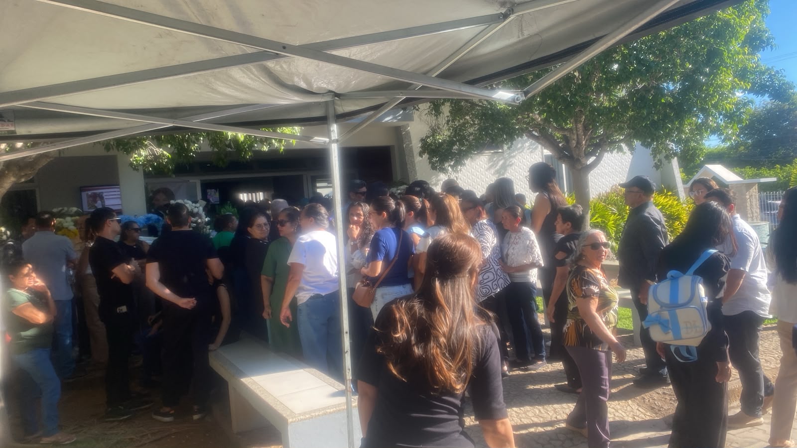 Clima é de forte emoção antes da saída do cortejo de Valentina em Serra Talhada
