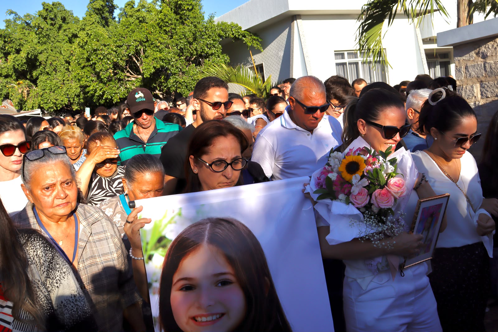 População aplaude Valentina durante cortejo; imagens marcam Serra Talhada