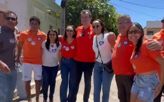 Sebastião abraça eleitores e se empolga durante adesivaço no Pajeú 1 Sebastião abraça eleitores e se empolga durante adesivaço no Pajeú
