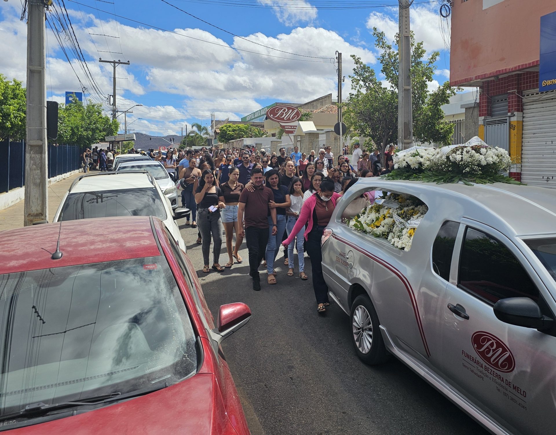Emoção na despedida a Danilo Souza em Serra Talhada; família Literato unida em velório 1 Emoção na despedida a Danilo Souza em Serra Talhada; família Literato unida em velório