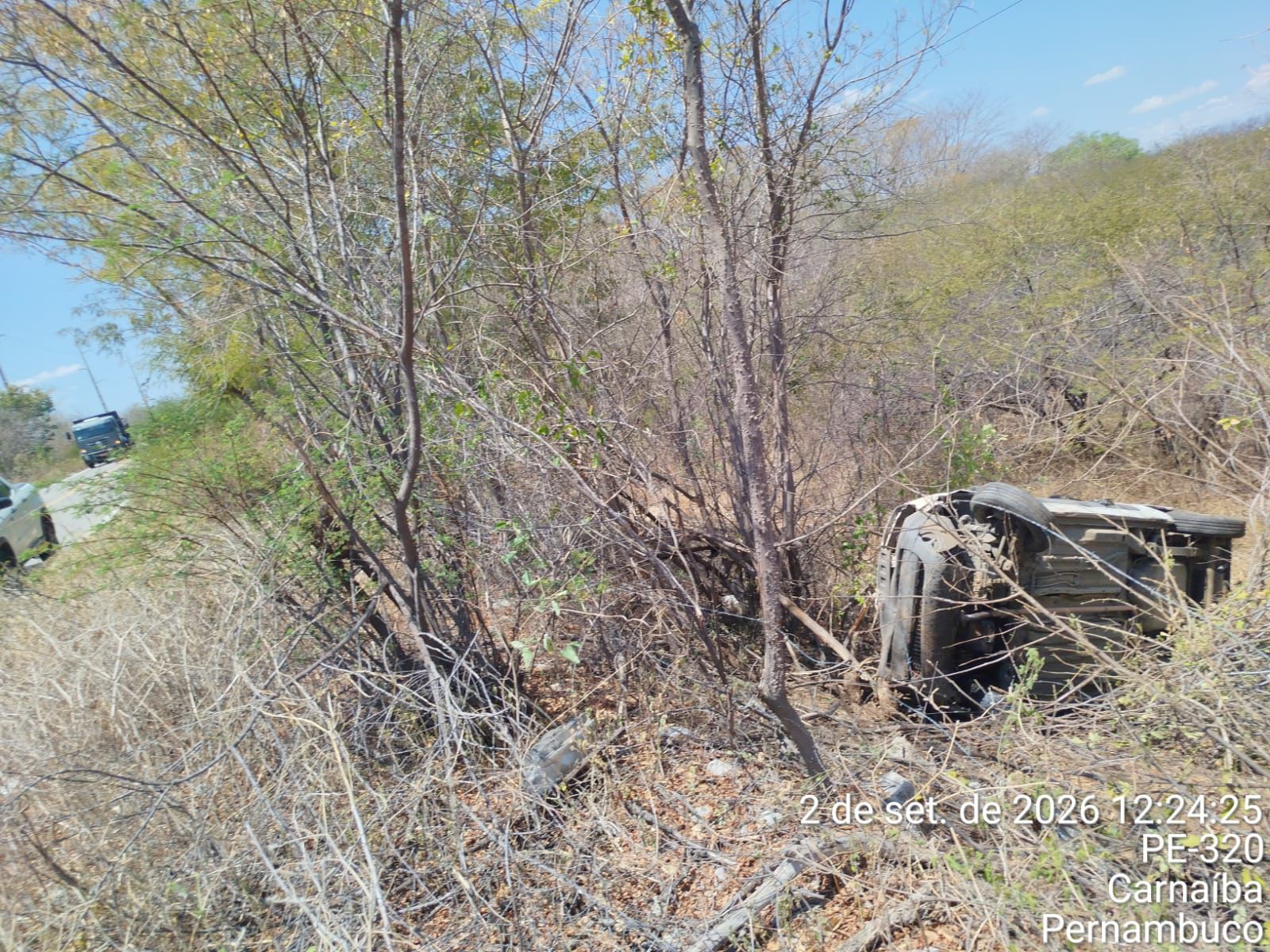Ambulância capota no Pajeú e é resgatada por empresa de ST