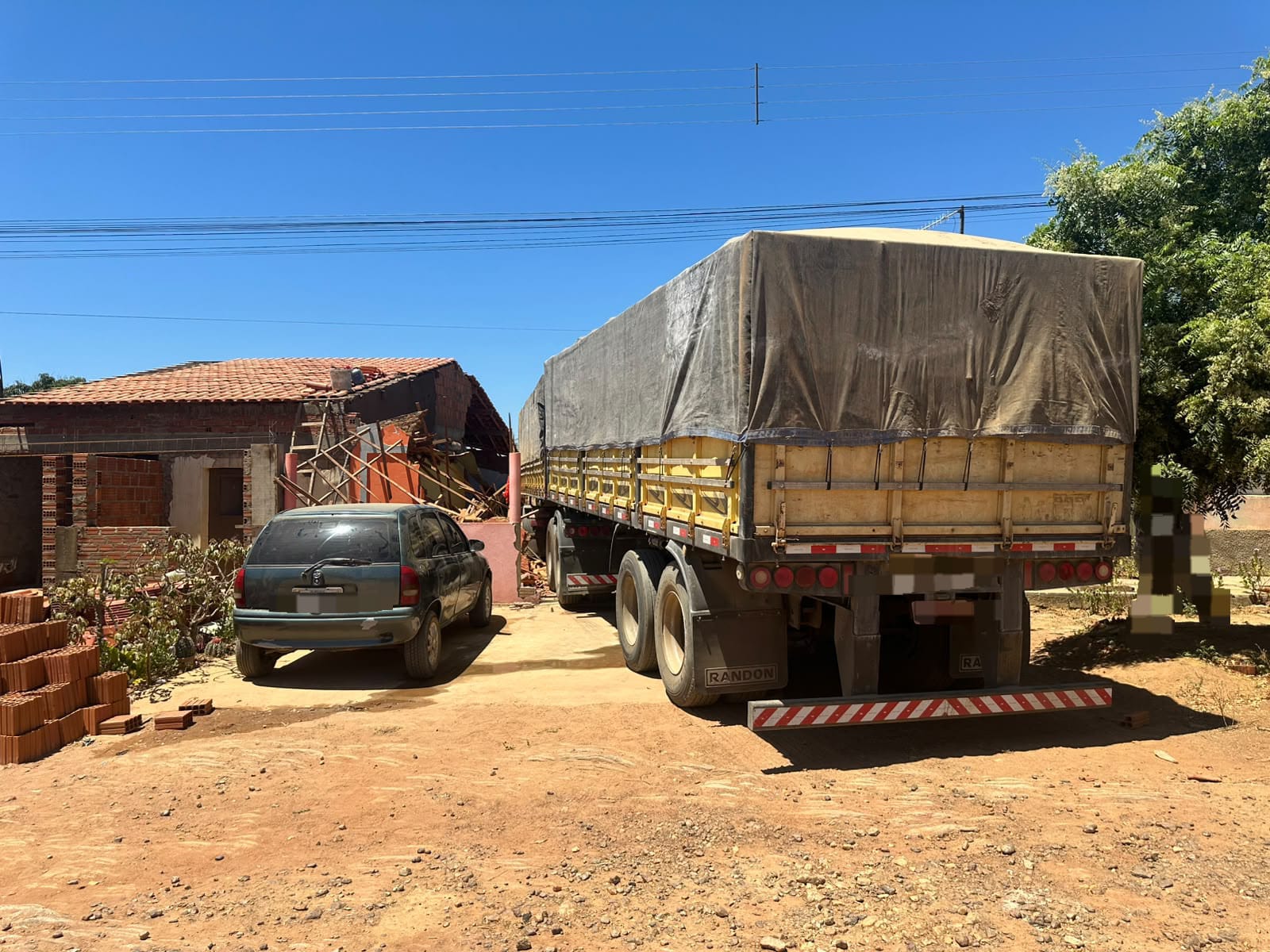 Caminhão invade casa na BR-232, em Mirandiba, no sertão 1 Caminhão invade casa na BR-232, em Mirandiba, no sertão