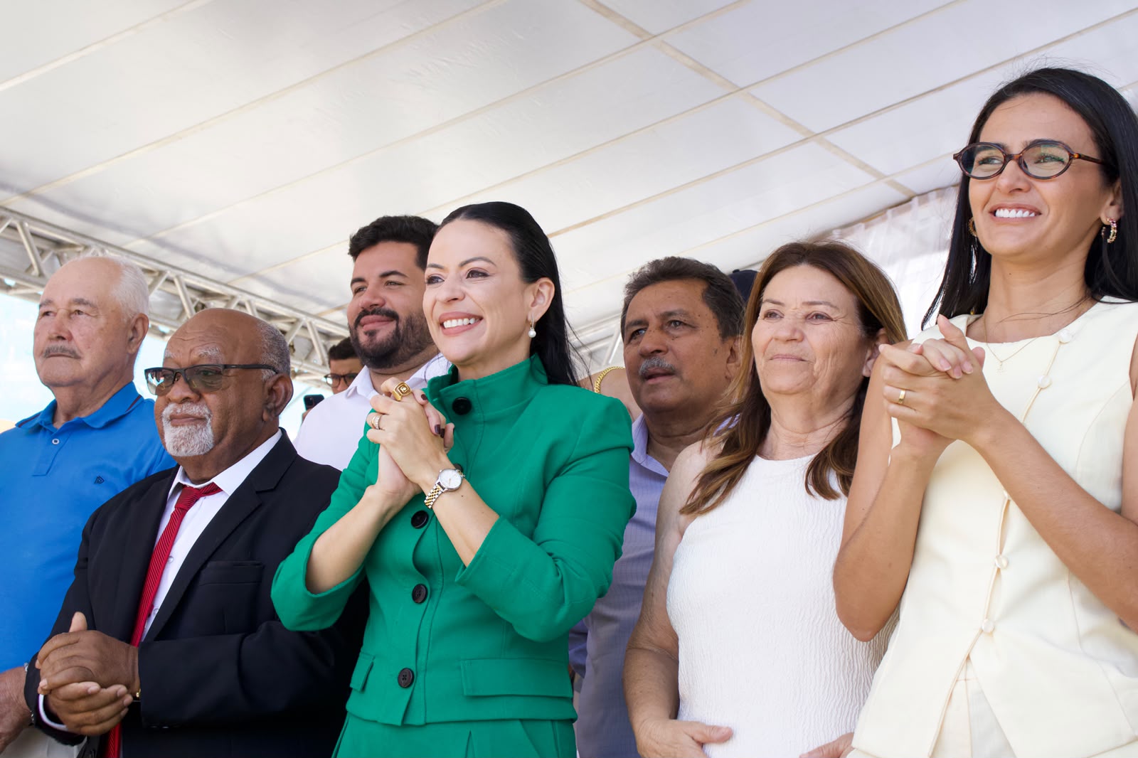 Desfile atrai dezenas de pessoas às ruas; Márcia comandou palanque