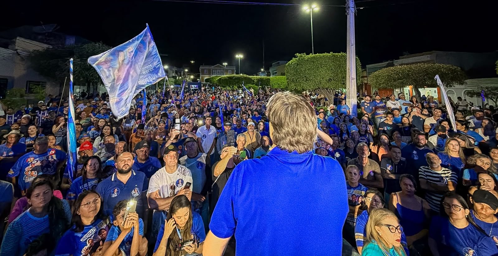 Marconi Santana reúne multidão em Flores e ato marca reta final de campanha