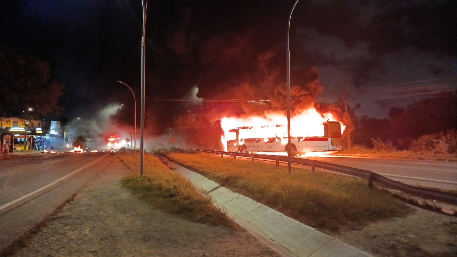 Ônibus é incendiado durante protesto na BR-101 1 Ônibus é incendiado durante protesto na BR-101
