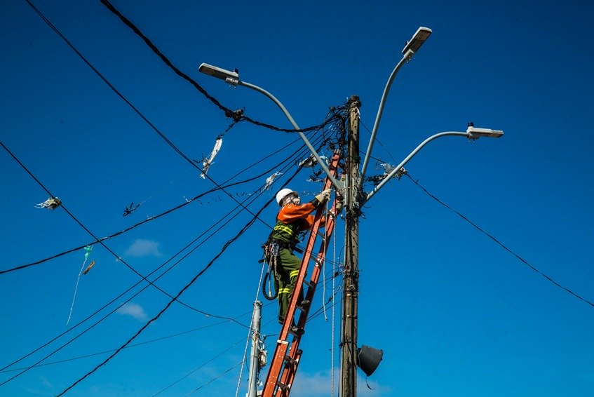 Neoenergia descobre 98 ligações clandestinas no Sertão; ST na lista 1 Ação realizada em nove municípios flagrou, em média, 20 irregularidades por dia; volume de energia a ser recuperado seria suficiente para abastecer cerca de 2,5mil residências em um mês