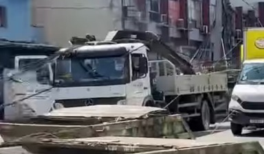 Acidente com guindaste derruba postes e deixa ferido 1 O corpo de bombeiros atuou no combate às chamas (Reprodução/Redes sociais)