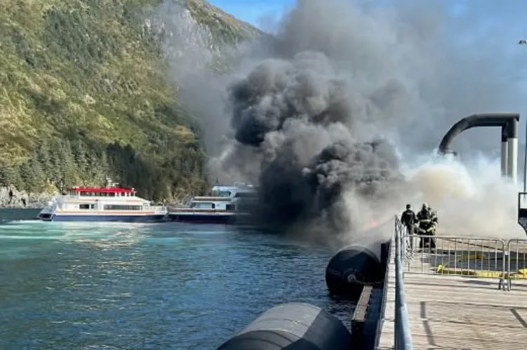 Fogo consome terminal e embarcação turística em porto do Alasca 1 Incêndio no píer de cruzeiros de Whittier, no Alasca (Reprodução/Redes Sociais USCG)