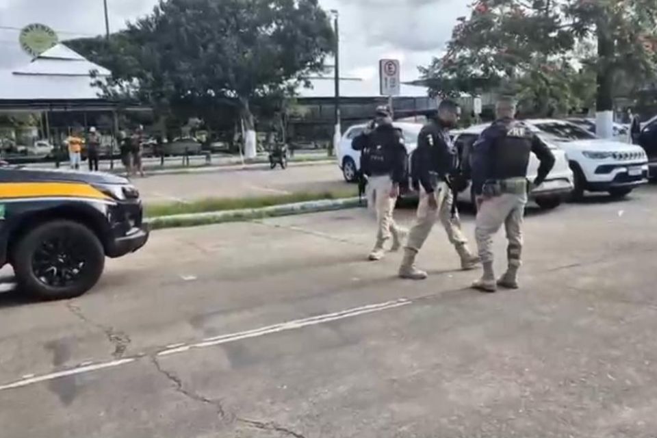 Trio suspeito de assaltar empresa em Gravatá é detido 1 Abordagem aconteceu na BR 101 nas proximidades do Ceasa (Foto: Reprodução/PRF)