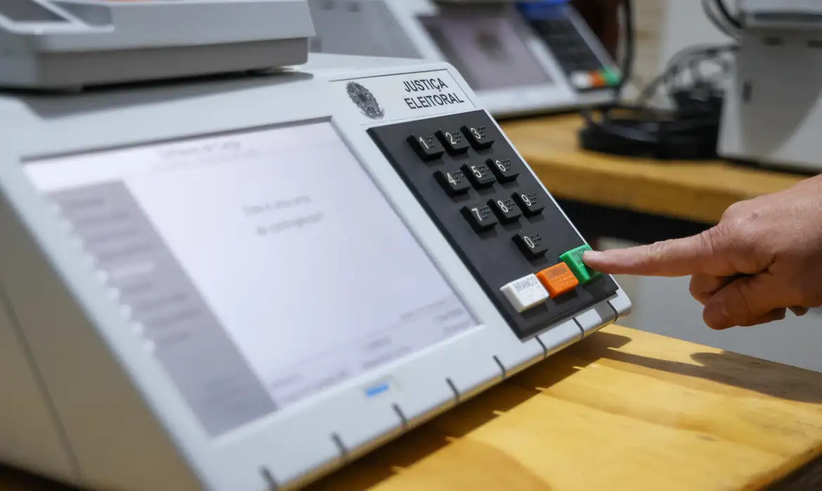 Quase 1 milhão de brasileiros no exterior poderão votar nas eleições 1 Urnas eletrônicas terão novos recursos de acessibilidade para facilitar o voto de pessoas com deficiência nas Eleições 2026 (LUIZ ROBERTO/TSE)