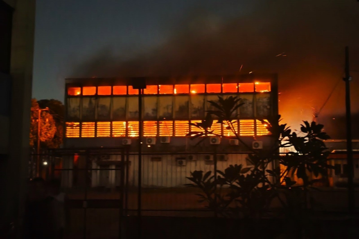 Prédio fica próximo à Casa do Estudante do Campus da UFPE (Foto: Leandro Leite/ Whatsapp)