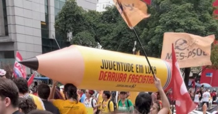 Lápis gigante vira símbolo do ato a favor de Lula neste sábado na Paulista 1 Lápis gigante vira símbolo do ato a favor de Lula neste sábado na Paulista