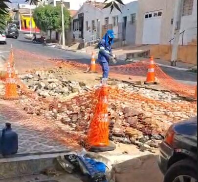 Moradores indignados cobram recuperação de rua após serviço da Compesa em ST 1 Moradores indignados cobram recuperação de rua após serviço da Compesa em ST