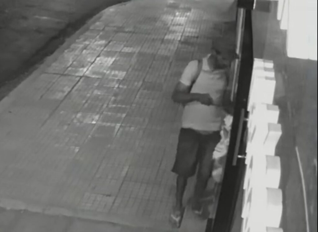 Ladrão ataca na madrugada, arromba loja no centro de Serra Talhada e deixa rastros do crime 1 Ladrão ataca na madrugada, arromba loja no centro de Serra Talhada e deixa rastros do crime