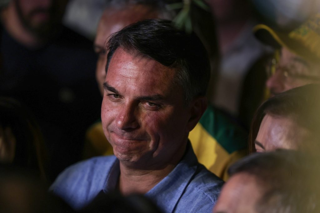 TSE desmente Flávio Bolsonaro sobre retirada de fiscais do PL de sala-cofre 1 TSE desmente Flávio Bolsonaro sobre retirada de fiscais do PL de sala-cofre