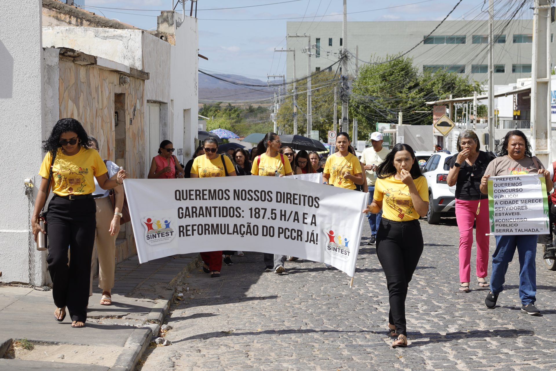 Professores decretam greve e protestam nas ruas de ST: "Não vamos baixar a cabeça", dizem